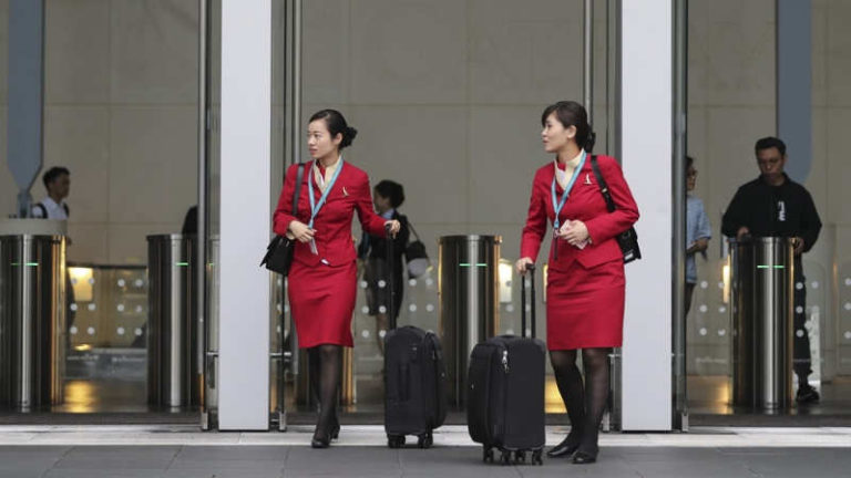 Kerap Alami Pelecehan, Cathay Pacific Bakal Ganti Seragam Awak Kabin