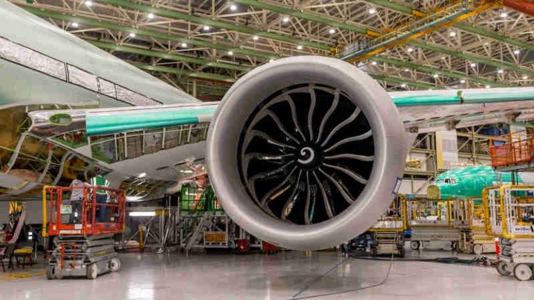 Wow! Mesin Boeing 777X Lebih Besar dari Body 737