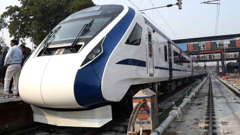 Kereta “Semi High Speed” Vande Bharat Express Resmi Meluncur