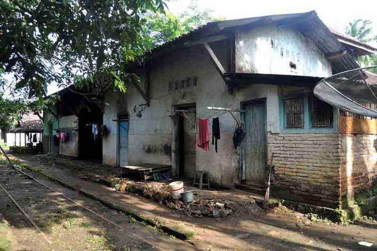 Beralih Fungsi Menjadi Rumah dan Kandang Ayam, Begini Kabar Stasiun Menes