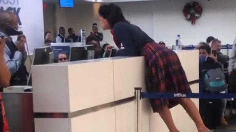 [Video] Kondisi Mental Tak Stabil, Wanita ini ‘Ngamuk’ Kepada Petugas JetBlue