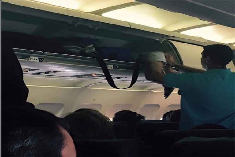 Bocah Dimasukkan dalam Bagasi Kabin, Foto Pria ini Menjadi Viral