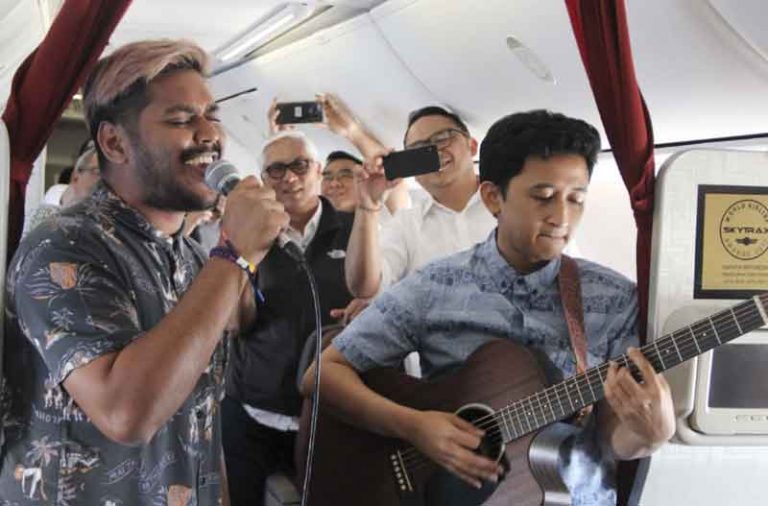 Abdul “Indonesian Idol” Tampil Live di Ketinggian 35 Ribu Kaki