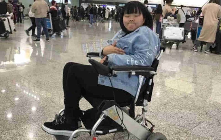 Bepergian Sendiri, Penyandang Disabilitas ini Dilarang Mengudara oleh Hong Kong Airlines!