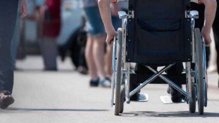 Bagaimana Prosedur Pramugari Bantu Penumpang Disabilitas di Pesawat?
