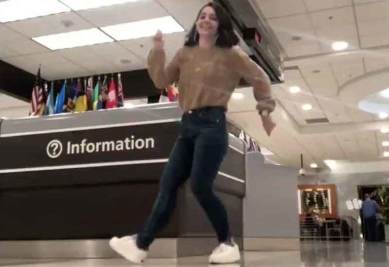 Terkena Delay 4 Jam, Mahasiswi Cantik Ini Justru Menari di Area Bandara