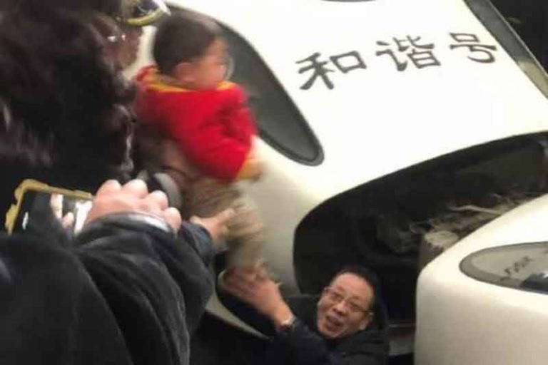 Jatuh ke Jalur Kereta, Bocah Tiga Tahun Bisa Diselamatkan