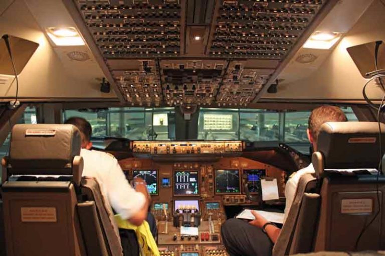Foto di Kokpit, Pilot dan Pramugari Singapore Airlines Terkena Sanksi ‘Grounded’