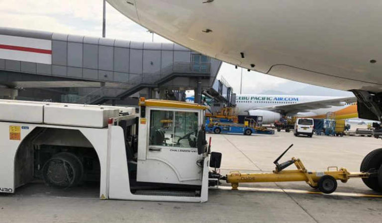 Ban Towing Car di Bandara Internasional Hong Kong Meledak, Nyaris Hantam Petugas Ground Handling