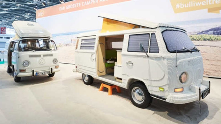 Jangan Salah Naik! VW T2 Camper Van Ini Karya Desainer Lego dengan Perbandingan 1:1