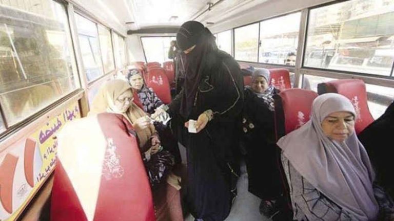 Di Bus Wanita Berhijab Enggan Duduk di Samping Pria, Pertanyaan Netizen Undang Beragam Respon