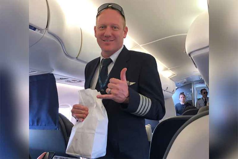Tertunda Lebih dari 2 Jam, Pilot Belikan 70 Burger Untuk Penumpang