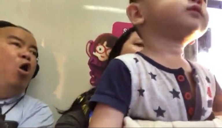 Batuk ke Arah Anaknya, Ibu ini ‘Semprot’ Penumpang MRT!