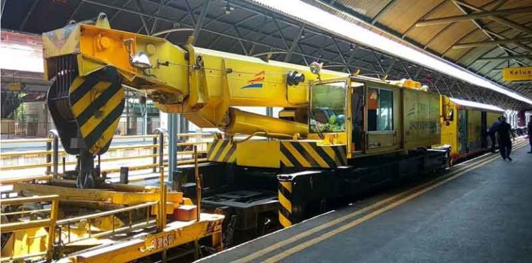 Kenali Jenis Kereta Crane yang Bantu Evakuasi KRL Anjlok di Cilebut