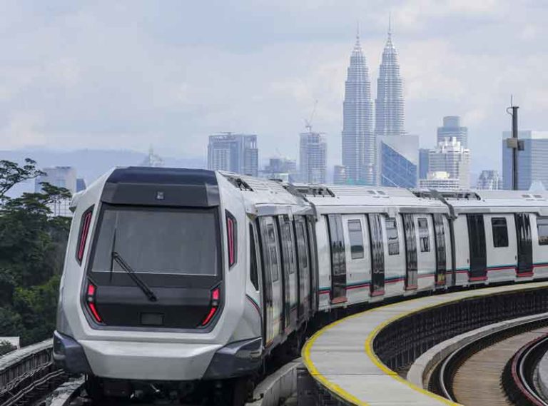 Bersihkan Tumpahan Minumannya Sendiri di MRT, Gadis Muda Ini Dipuji Warganet