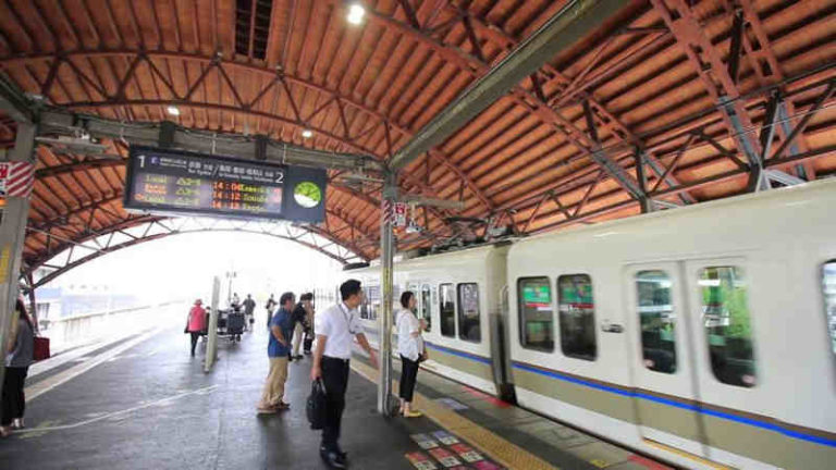 Kompak! Penumpang di Stasiun Nijo Bahu Membahu Bantu Penumpang yang Jatuh ke Lintasan