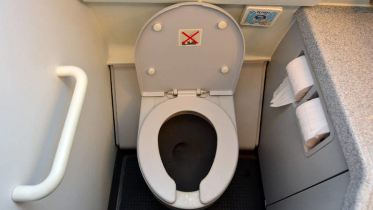 Terjebak Turbulensi Saat Berada di Dalam Toilet Pesawat, Ini yang Harus Anda Lakukan!