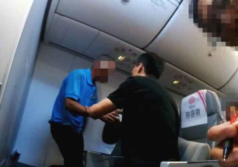 Pria Mengamuk di Pesawat Ancam Buka Pintu Tapi Berhasil Ditahan Petugas