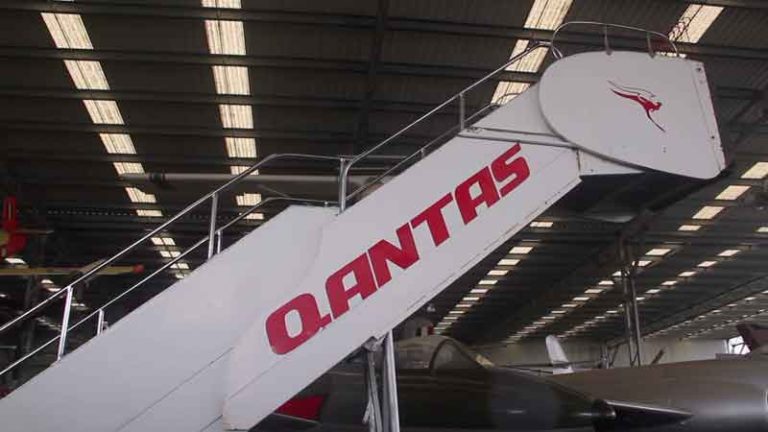 Jatuh dari Tangga Pesawat, Eks Pramugari Qantas Tuntut Rp4,5 Miliar untuk Cidera Permanen