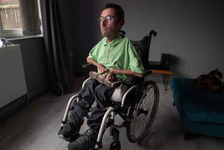 Lantaran Tak Diberikan Kursi Roda, Penumpang Disabilitas Alami Patah Tulang Saat Ke Toilet