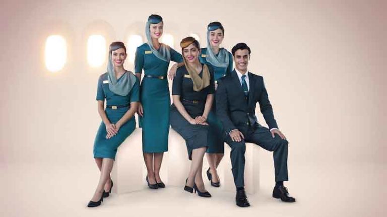 Oman Air Kenalkan Seragam Baru Awak Kabin di London Heathrow