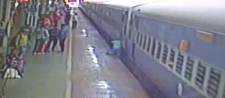 Pria Tambun Terpleset Saat Naik Kereta yang Berjalan dan Terjatuh ke Celah Peron
