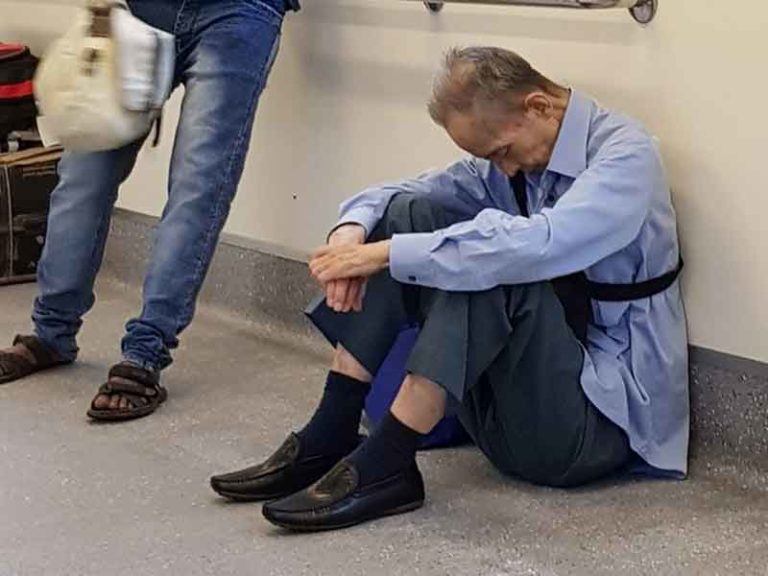 Gegara Tak Ada Kursi di Gerbong MRT, Kakek Ini Terpaksa Duduk di Lantai Kereta
