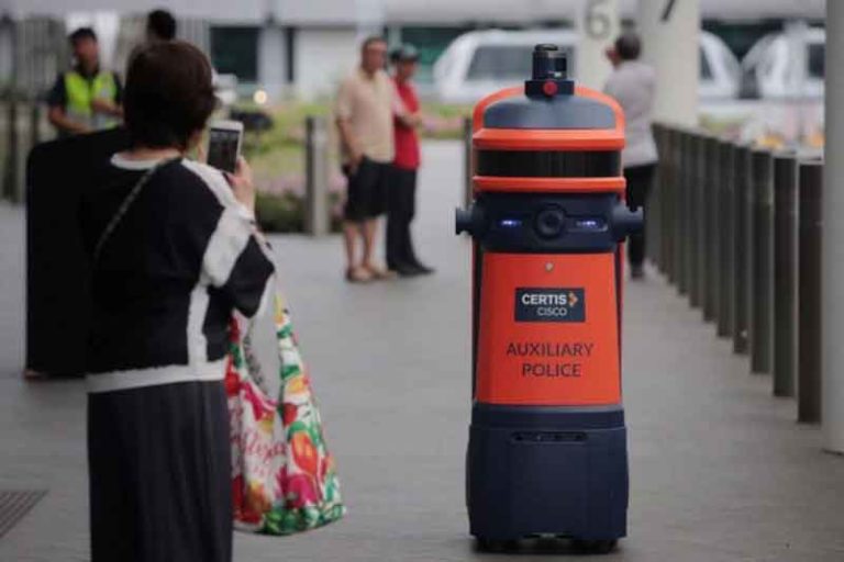 Ssstt..! Ada Robot Polisi Lalu Lintas di Bandara Changi