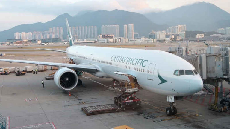 Antisipasi Coronavirus, Cathay Pacific Izinkan Pramugari Kenakan Masker