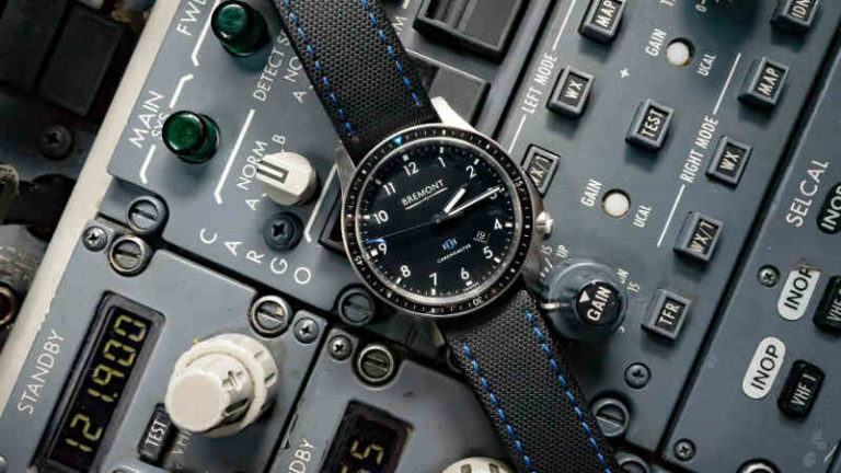 Masih Perlukah Pilot Mengenakan Jam Tangan Khusus Saat Bertugas?