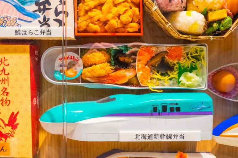 Naik Kereta Shinkansen, Jangan Lupa Beli Ekiben di Kios Stasiun untuk Bekal Makanan