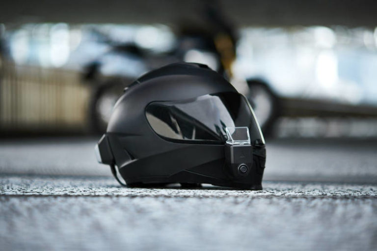 Takut Kecelakaan Karena Gunakan GPS Saat Berkendara? Pakai Helm Argon Transform Saja!