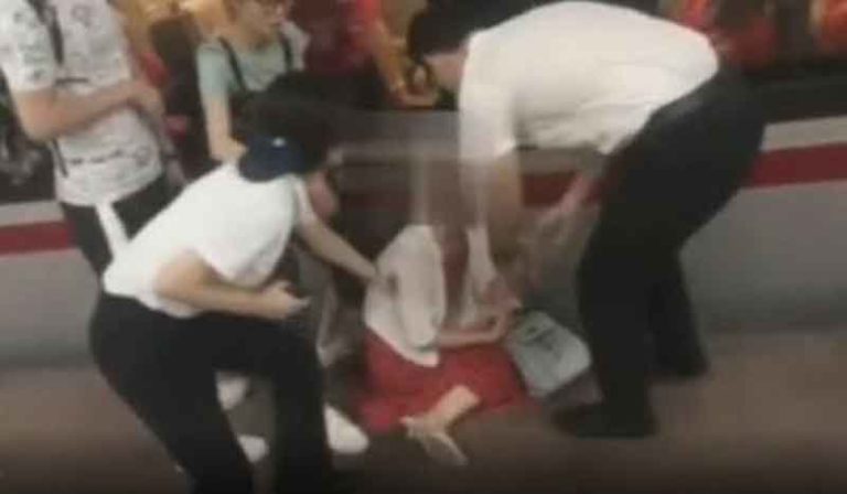 Terlambat Naik Kereta, Wanita Ini Letakkan Kaki Diantara Peron dan Gerbong