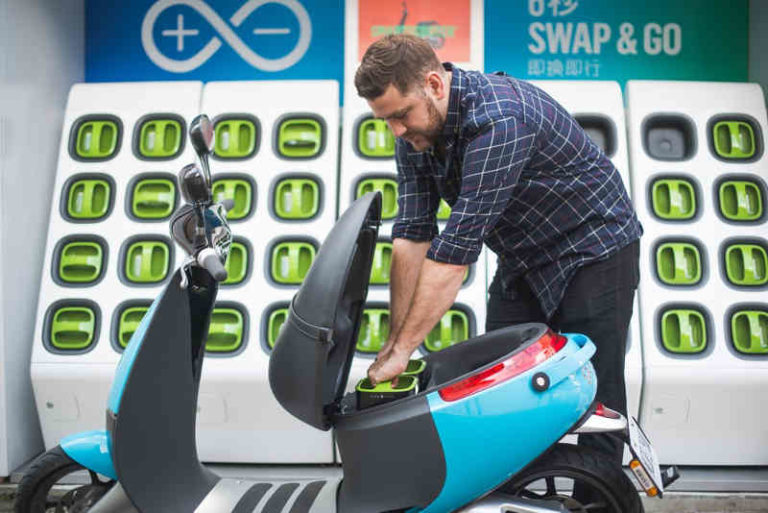 Gogoro Smartscooter, Skuter Listrik Canggih Berbasis Aplikasi Online