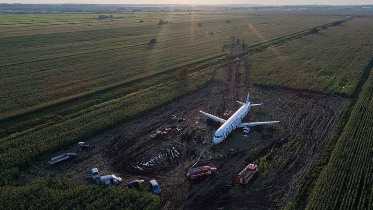 Otoritas Rusia Terpaksa ‘Mutilasi’ A321 Ural Airlines yang Lakukan Hard Landing di Ladang Jagung