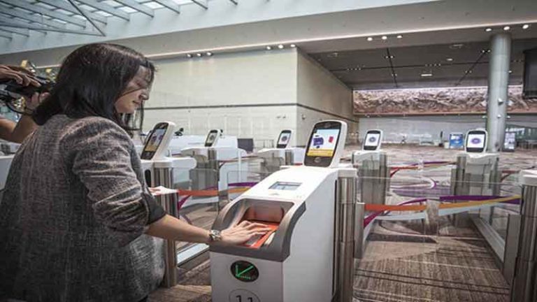 Bandara Changi Resmikan Layanan Automated Immigration Gate