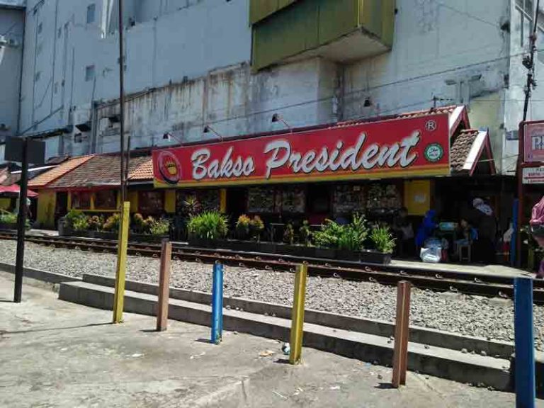 Kereta Lewat, Makan “Bakso President” Malang Serasa Digoyang