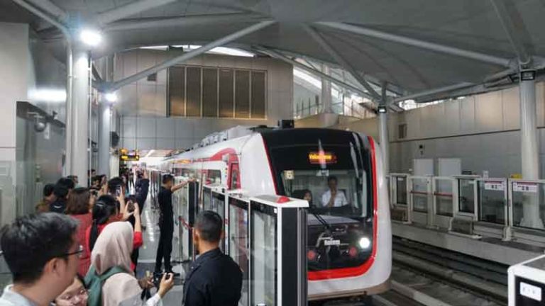 Di Tengah Pandemi dan Sepinya Penumpang, PT LRT Jakarta Justru Buka Lowongan
