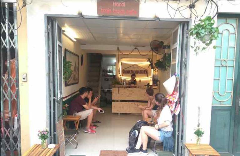 “Hanoi Train Track Cafe” Jadi Spot Tunggu Kereta yang Melintas di Old Quarter