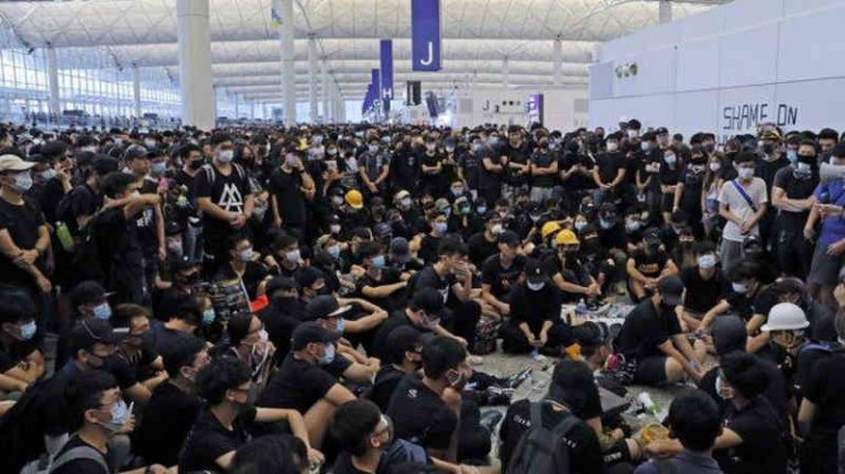 Tanggapi Kisruh di Hong Kong, Inilah Kebijakan dari Singapore Airlines