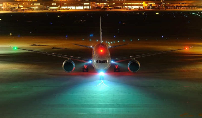 Kenapa Kedipan Wing Strobe Light Pesawat Airbus dan Boeing Berbeda? Ini Jawabannya