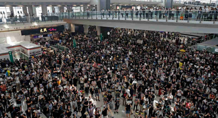 Kisruh Tak Kunjung Reda, Bandara Hong Kong Kehilangan 16,2 Persen Penumpang