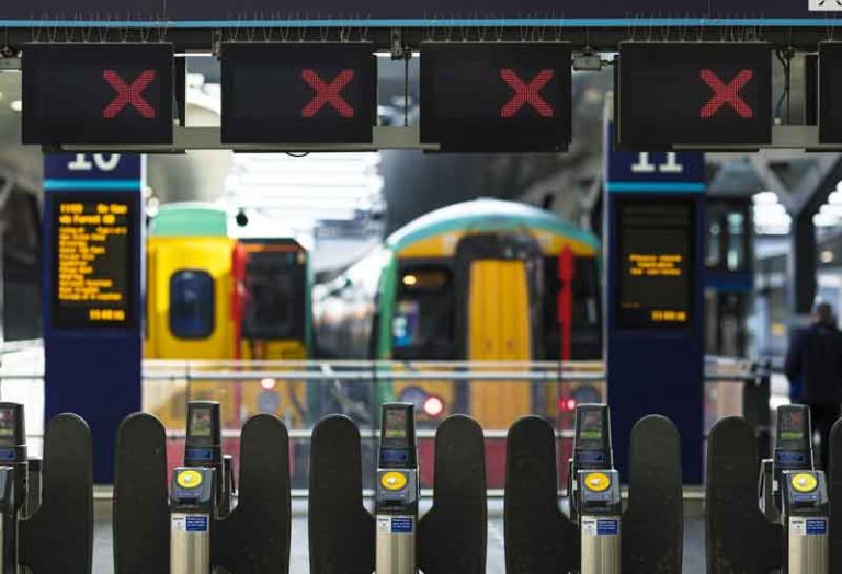 Penumpang Tak Perlu Keluarkan Ponsel Pintar, Hitachi Rilis Teknologi Sensor Pembaca Aplikasi Tiket Kereta