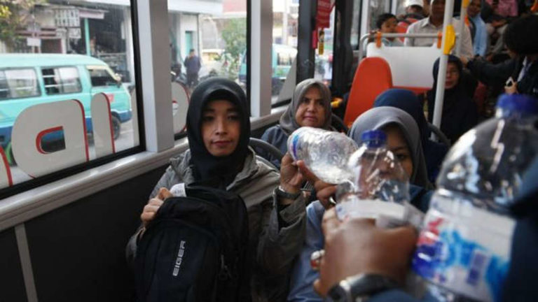 Tukar Botol Bekas, Dapat Tiket Bus Suroboyo Gratis!