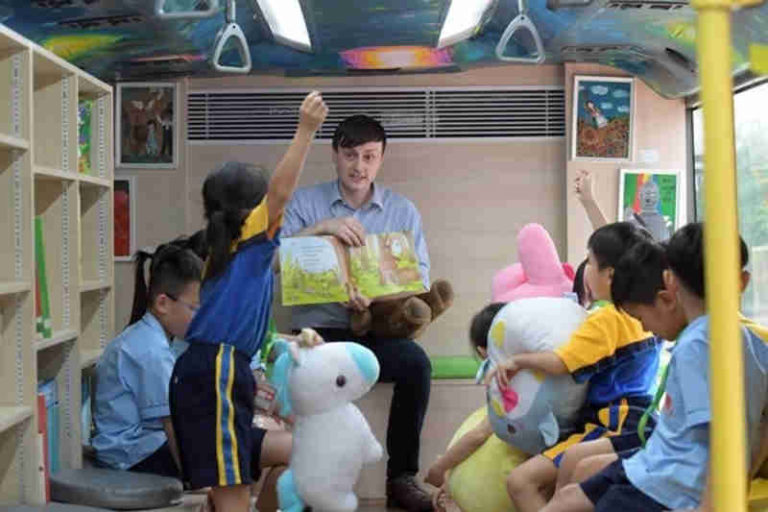 Hong Kong ‘Sulap’ Bus Tua Menjadi Perpustakaan dan Ruang Kelas