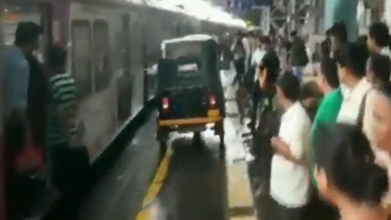 Bajaj Masuk Peron di Stasiun India, Pengemudi Diamankan Petugas