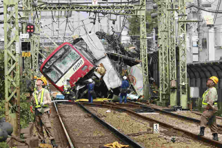 Kereta Komuter Hantam Truk di Yokohama, Satu Orang Tewas dan Puluhan Luka-Luka