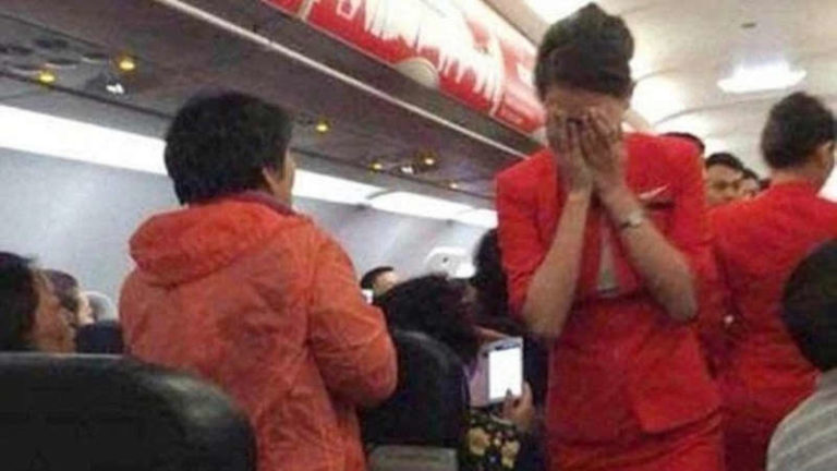 Tak Bisa Duduk Disamping Sang Pacar, Penumpang ini Siram Air Panas ke Pramugari AirAsia