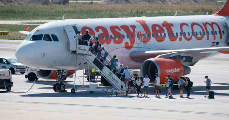 Pilot Tak Datang, Penumpang EasyJet Akhirnya Terbangkan Pesawat