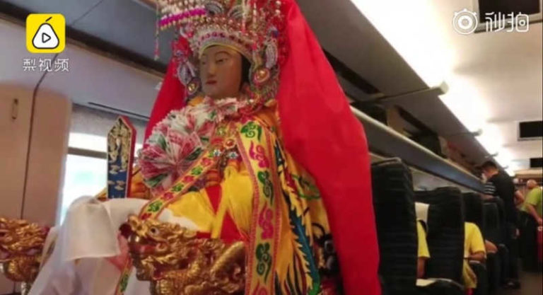 Dewi Mazu Tertangkap Kamera Tengah Bepergian Naik Kereta Cepat di Cina